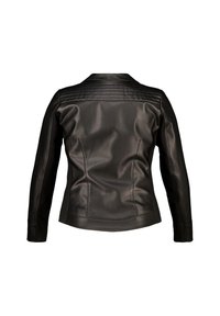 Veste de moto en cuir noir avec épaules structurées, détails côtelés dans le dos, design ajusté et manches longues. Texture lisse sur l'ensemble.