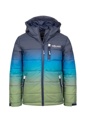 Gepolsterte Kinderjacke mit Kapuze, Farbverlauf von Marineblau zu Grün, Frontreißverschluss, zwei seitliche Taschen und "Trollkids"-Logo auf der Brust.