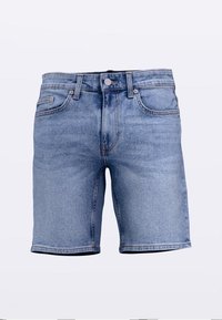 Světlé modré džínové šortky s klasickým designem pěti kapes, předním zapínáním na knoflíky a rovnými lemy s jemným vyblednutím látky.