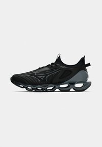 Zapatilla deportiva negra con un upper texturizado, acentos grises y un diseño de media suela hueca único. Cuenta con una cinta de sujeción y un cierre con cordones.