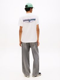 Tommy Jeans REG BLUR SCRIPT BACK TEE UNISEX - Tricou cu imprimeu - ancient white