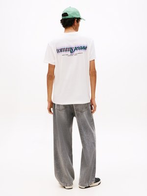 Tommy Jeans REG BLUR SCRIPT BACK TEE UNISEX - T-shirt print - ancient white