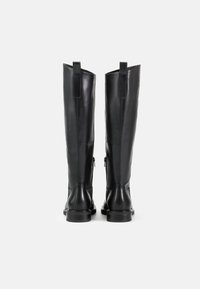 Kniehoge zwarte leren laarzen met een gladde afwerking, twee achterste trekflappen, een zijrits en een ronde rubberen zool.