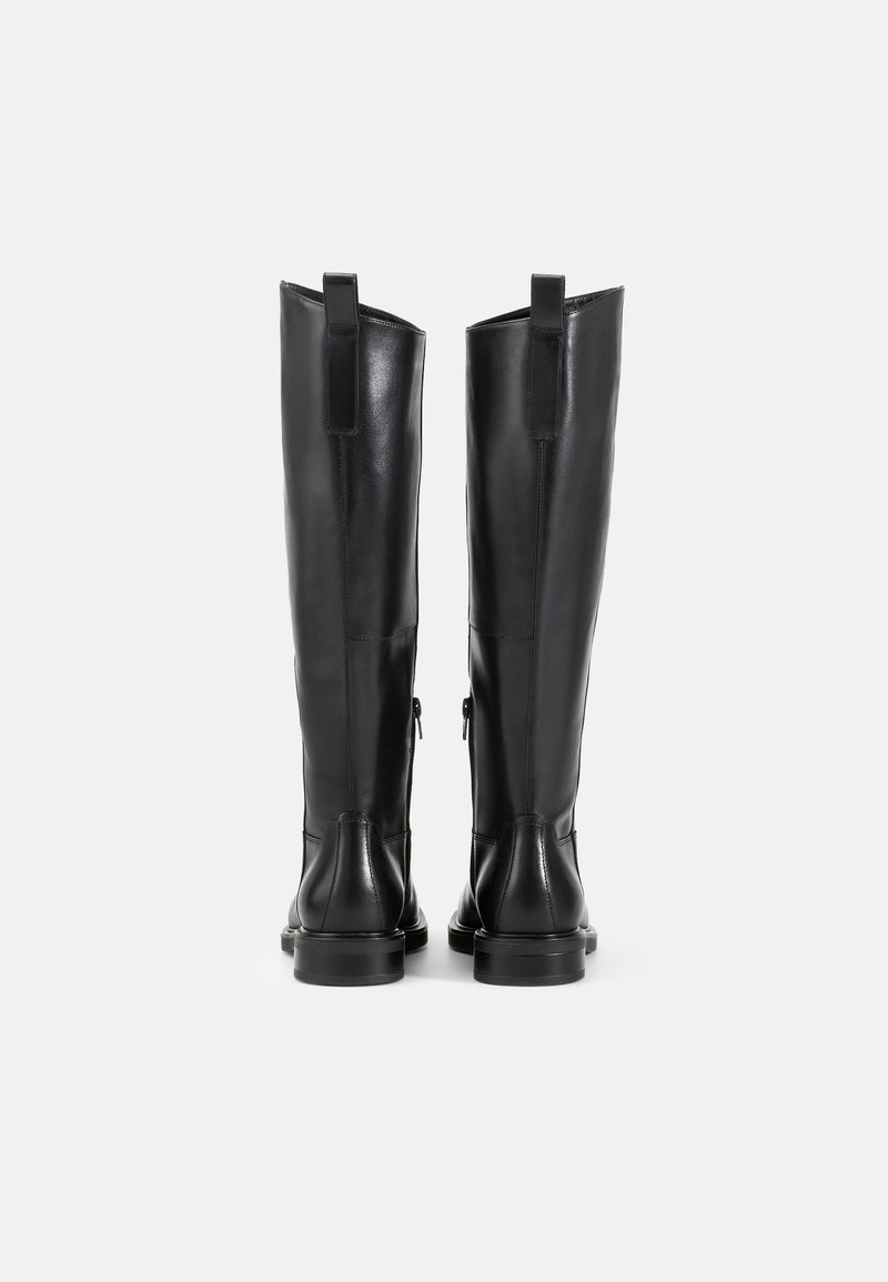Botas de cuero negro hasta la rodilla con un acabado liso, dos tiradores traseros, cremallera lateral y suela de goma redonda.