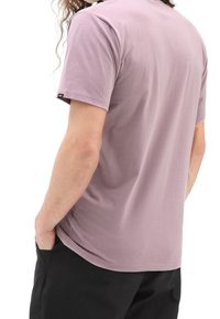 Kortärmad t-shirt i ljus lavendel, tillverkad av mjuk bomull, med rund halsringning och en liten märkesetikett på ärmen.