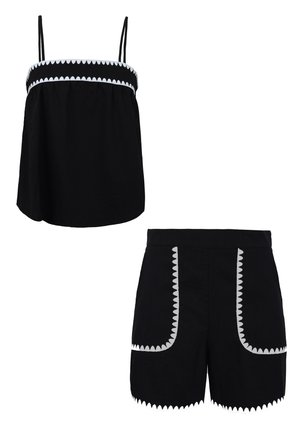Μαύρο αμάνικο τοπ με λευκή ζιγκ-ζαγκ διακόσμηση και ταιριαστά μαύρα σορτς με λευκή ζιγκ-ζαγκ διακόσμηση στις τσέπες και το τελείωμα.