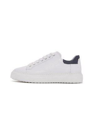 Zapatilla baja blanca con suela gruesa, parte delantera con cordones y cuello acolchado negro en el talón, mostrada de perfil sobre un fondo blanco.