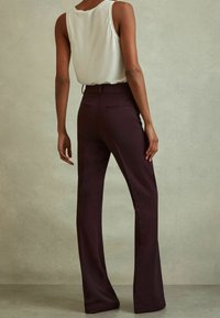 Reiss REGULAR FIT - GABI FLARED - Hlače - berry
