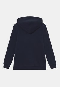 Námořnická modrá mikina s kapucí vyrobená z měkké látky, s dlouhými rukávy, klokaní kapsou a volným střihem. Hladká textura s žebrovanými manžetami.