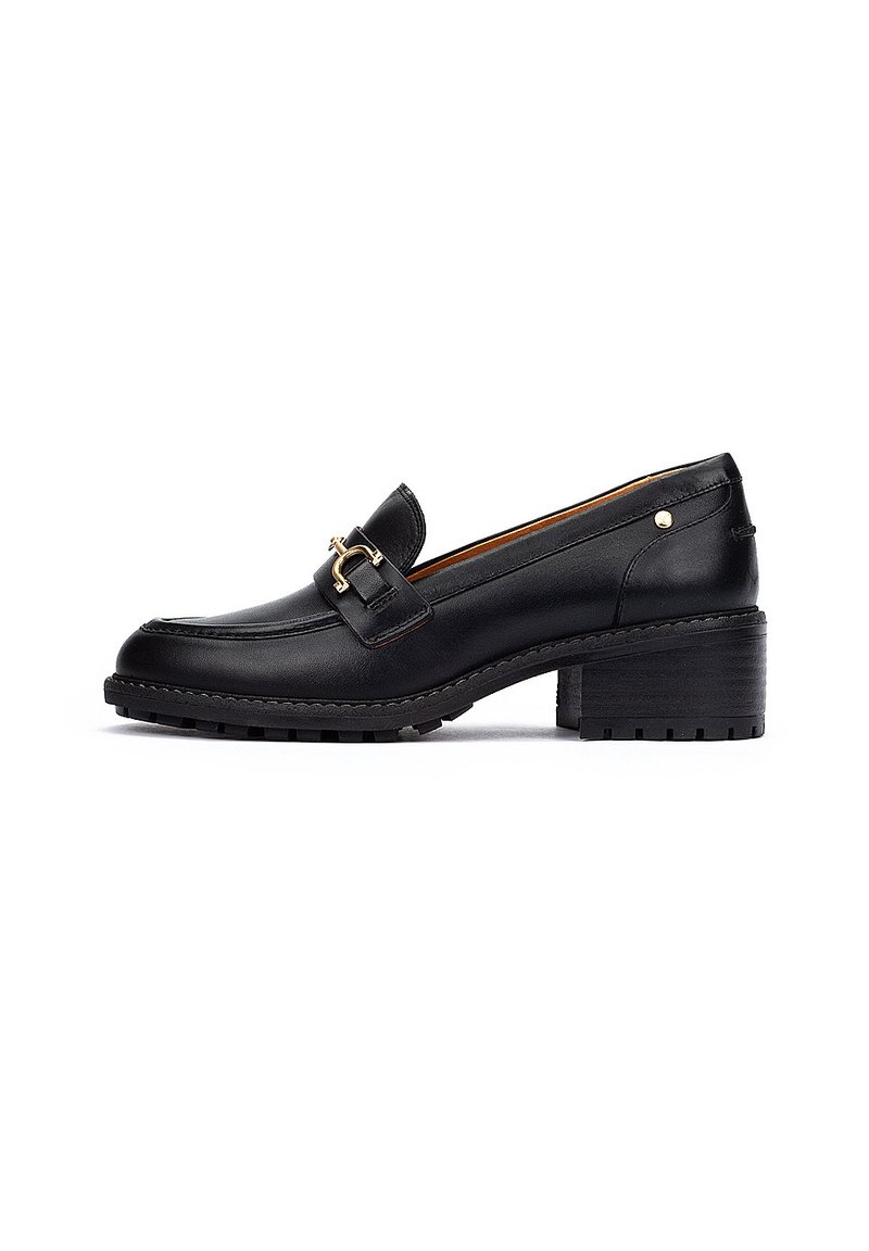Mocassin en cuir noir avec un embout arrondi et un talon bloc de taille moyenne. Présente un accent doré sur le dessus et une semelle texturée pour une meilleure adhérence.