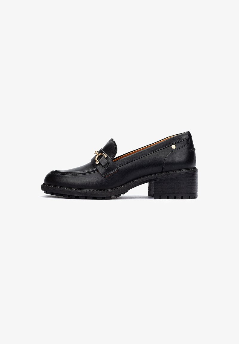 Mocassin en cuir noir avec un embout arrondi et un talon bloc de taille moyenne. Présente un accent doré sur le dessus et une semelle texturée pour une meilleure adhérence.