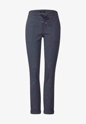 Donkerblauwe joggingsbroek van een textuurstof, met elastische tailleband, trekkoordsluiting en twee voorzakken; taps toelopende pijpen.