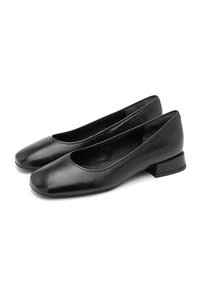 Pari mustia nahkaisia naisten kenkiä matalalla korolla ja pyöristetyillä varpailla valkoisella taustalla.