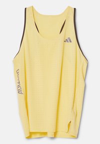 Débardeur sportif jaune sans manches avec de petites perforations, bordure foncée, logo Adidas sur la poitrine, et texte « ADIZERO » sur le côté.