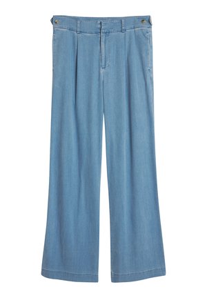Lyseblå, vide bukser laget av denim. Funksjoner inkluderer frontfolder, knapperlukking og en ren kant uten synlige dekorasjoner.