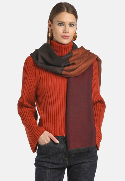 Narančasti pletivi pulover s visokim ovratnikom uparen s gradient šalom u smeškim i burgundskim tonovima, završen resama.