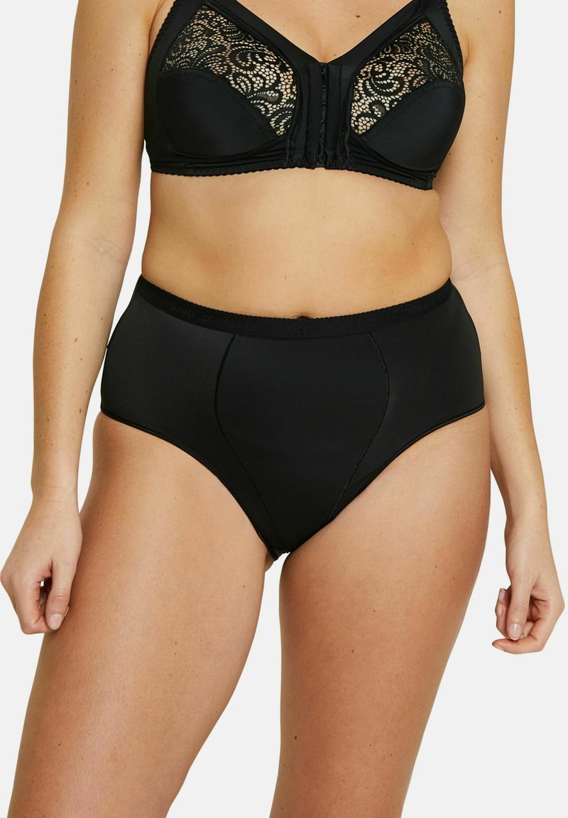 Ensemble de lingerie noire comprenant un soutien-gorge avec des détails en dentelle et une fermeture à l'avant, associé à une culotte haute noire en tissu lisse.
