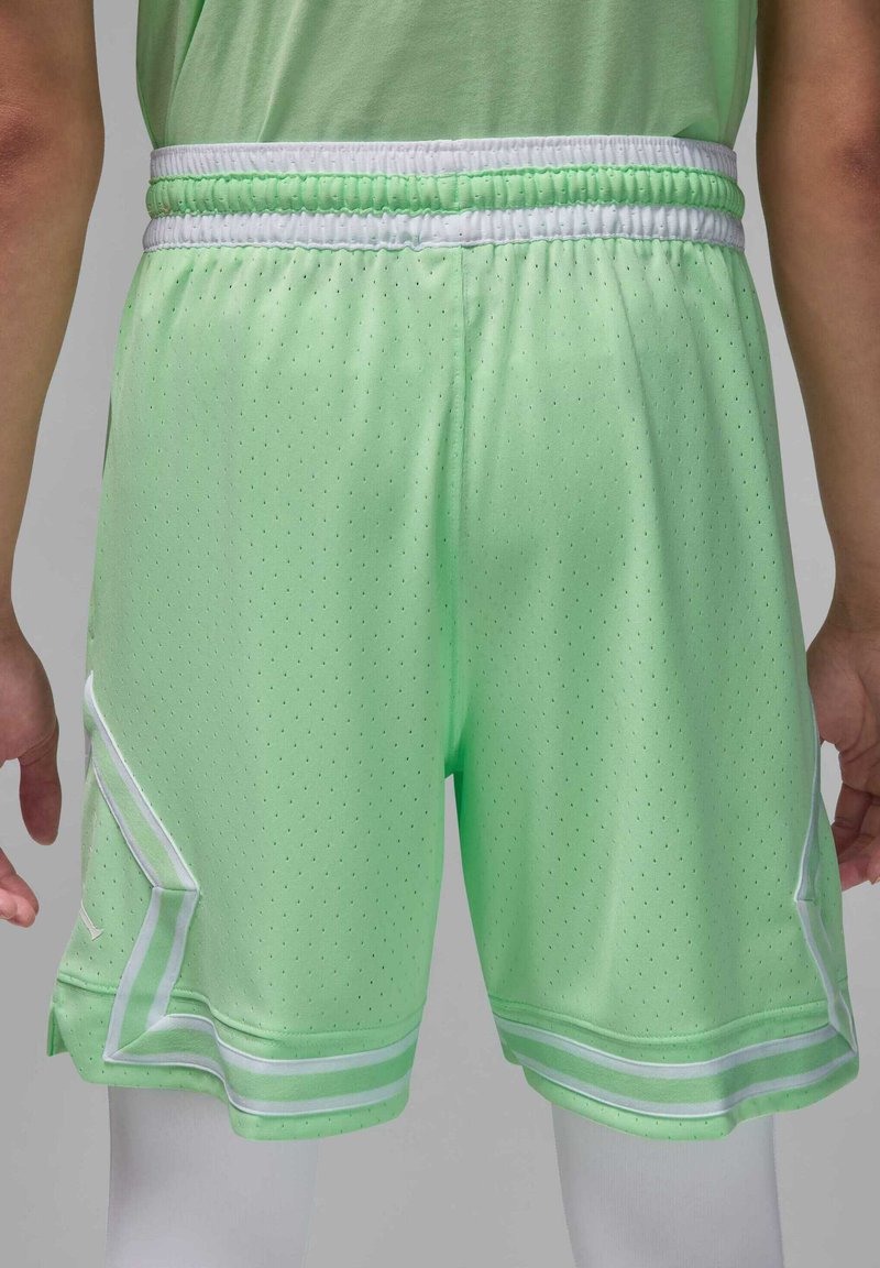 Pantalones cortos deportivos verde menta con textura perforada, que cuentan con una cinturilla elástica blanca y detalles blancos a lo largo del dobladillo y los lados.