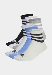 Cinco pares de calcetines en negro, blanco, gris, azul claro y verde claro con rayas y logotipo en contraste. Mezcla de algodón, longitud hasta la mitad de la pantorrilla.