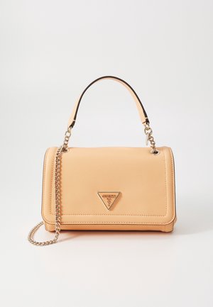 Bolso pequeño beige con asa superior y correa de cadena en tono dorado, con una placa triangular con el logo de Guess en la solapa frontal.