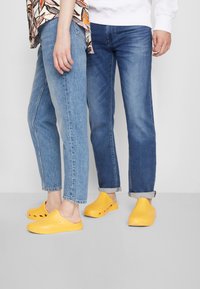 BOSS TITANIUM UNISEX - Mulas - open yellow