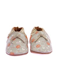 Scarpe in pelle grigia con motivi di gatti e fiori, fissate con una cinturino marrone, caratterizzate da una suola morbida e accenti di arancione chiaro.