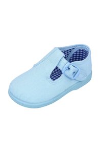 Zapatilla de lona azul clara con puntera redondeada, cierre de hebilla y forro de cuadro vichy. Textura suave y suela de goma flexible.