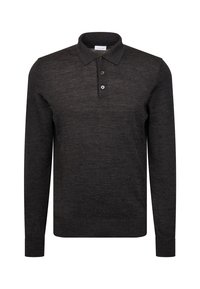 Dunkelgrauer Langarmstrick-Polo-Pullover mit einer Knopfleiste mit drei Knöpfen sowie gerippten Bündchen und Saum, vor einem weißen Hintergrund präsentiert.