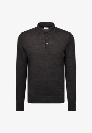 Donkergrijze langemouwen gebreide polo trui met een drie-knopen sluiting en geribbelde manchetten en zoom, weergegeven op een witte achtergrond.