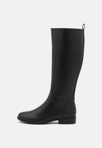 Stivale nero al ginocchio in pelle liscia con punta arrotondata e tacco basso a blocco. Presenta un discreto passante sul retro per una facile vestibilità.