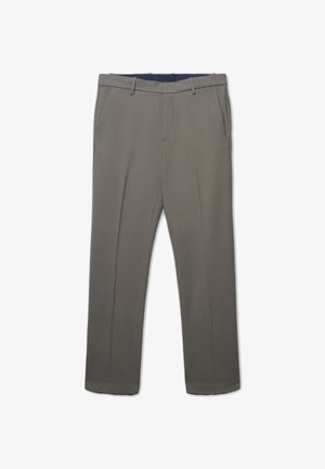 Pantaloni grigi su misura con un design a gamba dritta, realizzati in un tessuto liscio, dotati di tasche anteriori e una piega discreta.
