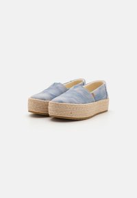 Kék espadrille cipők szőtt jutaszólappal, sima textúrájú anyag felsőrésszel és rugalmas oldalsó panelekkel az egyszerű felhúzás érdekében.