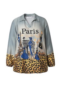 Silkebluse med et gradient baggrund i blå til beige, Paris-tema illustrationer og en leopardprint kant. Lange ærmer og V-hals design.