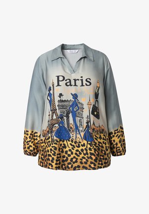Hedvábná blůza s gradientním pozadím od modré po béžovou, ilustracemi inspirovanými Paříží a lemováním s leopardím vzorem. Dlouhé rukávy a dekolt ve tvaru V.