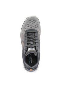 Scarpa sportiva grigia con tomaia in rete, punta tonda e chiusura con lacci. Presenta una soletta in schiuma memory e una suola intermedia bianca con accenti arancioni.