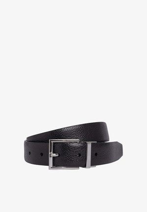 Ceinture en cuir noir avec une finition texturée, dotée d'une boucle en métal argenté et de plusieurs trous d'ajustement le long de la sangle.