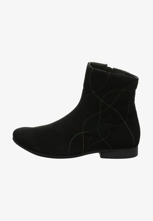 Stivaletti neri in suede con motivi colorati ricamati, punta rotonda e tacco basso. Presentano una texture liscia e un design aderente.