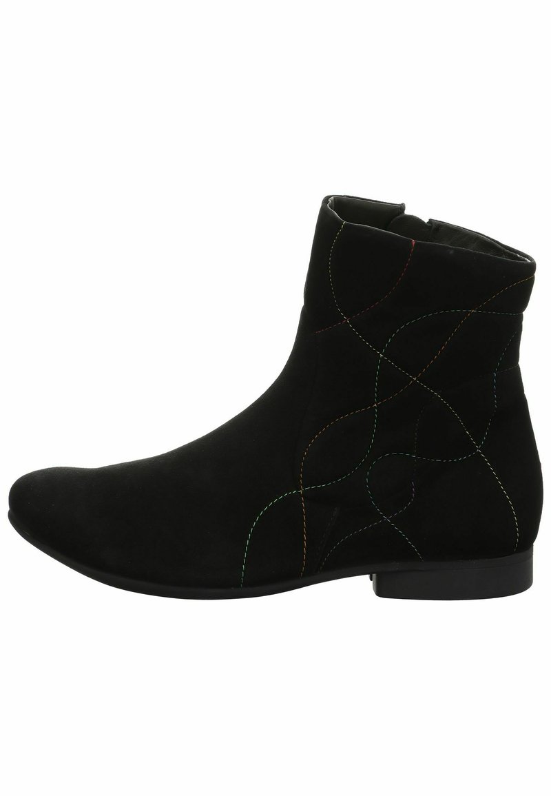 Botas de tobillo de ante negro con patrones de bordado coloridos, punta redondeada y tacón bajo. Presentan una textura suave y un diseño ajustado.