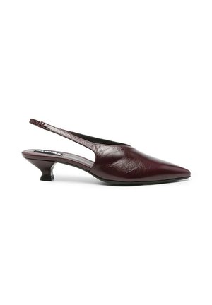 Scarpa slingback in pelle di color bordeaux scuro con tacco basso a gattino e punta appuntita, mostrata su sfondo bianco.