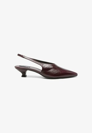 Scarpa slingback in pelle di color bordeaux scuro con tacco basso a gattino e punta appuntita, mostrata su sfondo bianco.