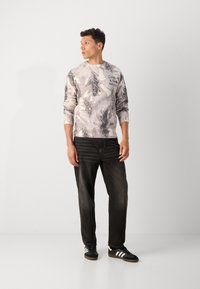 Scotch & Soda PRINTED DROPPED SHOULDER - Strickpullover - eggnog/grey
