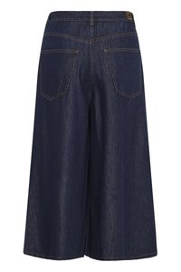 Culottes en jean bleu foncé à jambes larges avec deux poches arrière et surpiqûres contrastantes, vues de dos.