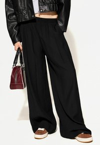 Bershka - WIDE-DRAWSTRING - Pantaloni - black Immagine in miniatura 1