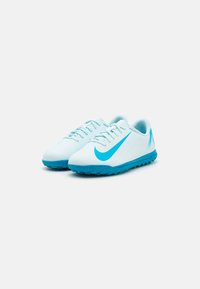 Kerged sinised ja valged Nike kingad tekstureeritud pealmise osaga, silmapaistev sinine logo, kummist talla mustriga tallad ja nööri kinnitusega disain.