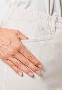GOLDNER SCHLUPF LOUISA  - Pantalon classique - cream white