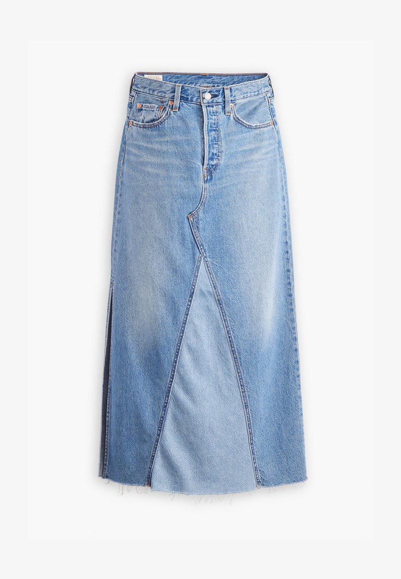 Jupe maxi en denim bleu clair avec un ourlet brut, dotée d'un motif de couture sur le devant et de poches. Fermeture à bouton à la taille.
