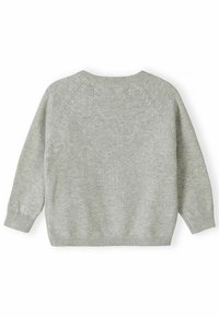 Svetlo siva pletena pulover s okroglim izrezom, raglan rokavi ter rebrastimi manšetami in robom. Mehak videz z subtilnimi vzorci.