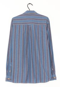 Camicia a maniche lunghe blu con motivo a righe verticali in viola, rosso e bianco, dotata di colletto button-down e polsini regolabili.