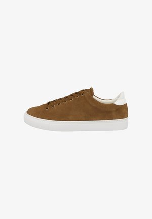 Zapatilla baja de ante marrón con suela de goma blanca y talón blanco, vista desde el lado exterior.