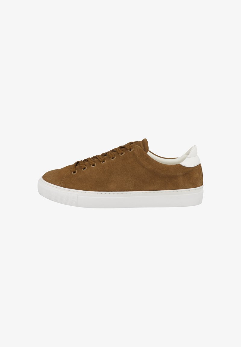 Hnědý semišový nízký teniska s bílou gumovou podrážkou a bílou patní záložkou, pohled z vnější strany.